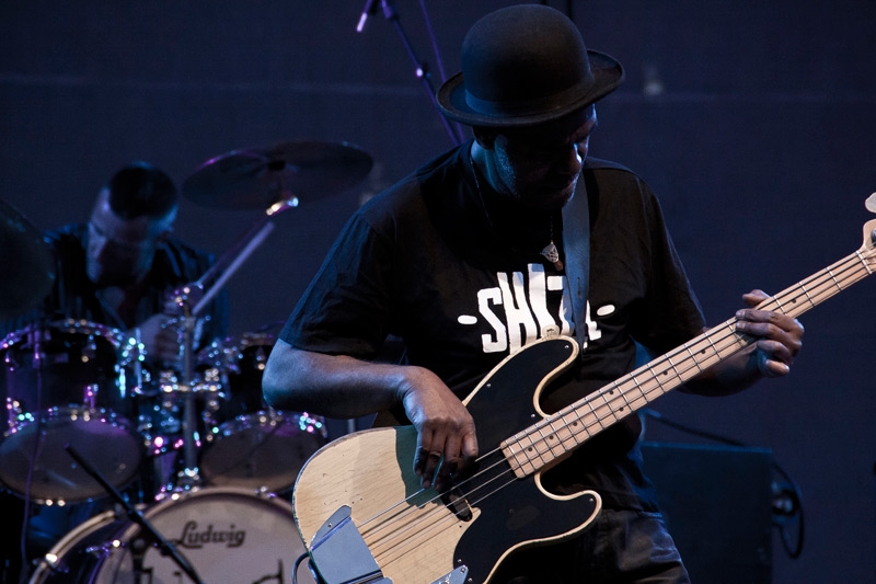 Bassist von Julian Sas